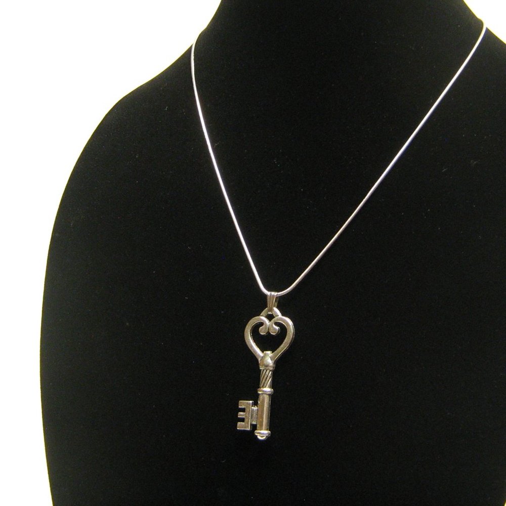 Skeleton key pendant - Picture 2 of 3